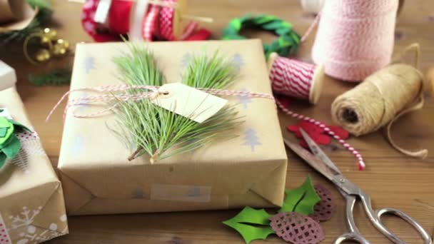 クリスマスの贈り物を包む — ストック動画