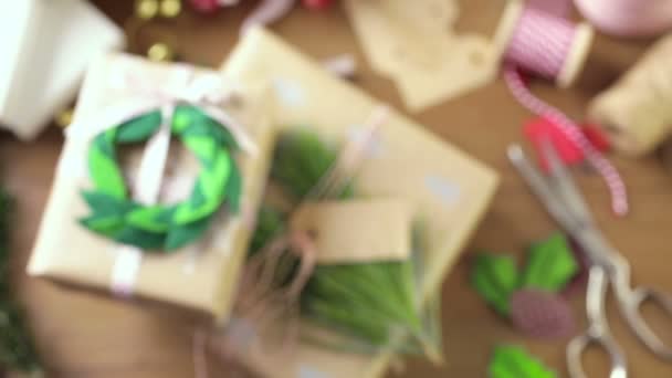 Обертывание рождественских подарков — стоковое видео