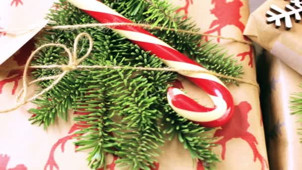 Різдвяні подарунки, загорнуті в коричневий папір — стокове відео