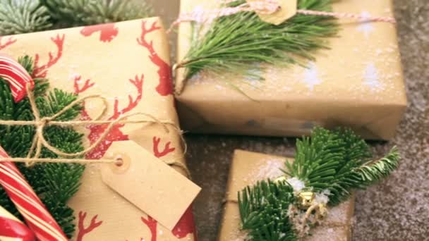 Weihnachtsgeschenke in braunes Papier gewickelt — Stockvideo