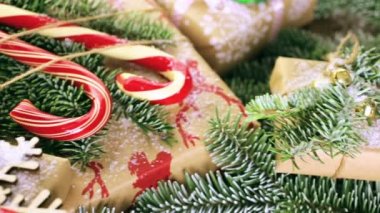 Noel hediyeleri kahverengi kağıt sarılı