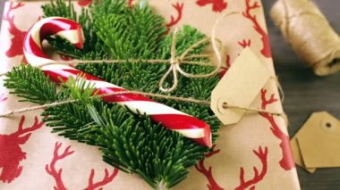 Noel hediyeleri kahverengi kağıt sarılı