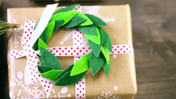 Regalos de Navidad envueltos en papel marrón — Vídeos de Stock