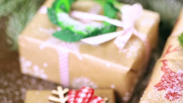 Regalos de Navidad envueltos en papel marrón — Vídeo de stock