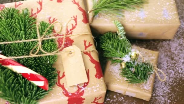 Regalos de Navidad envueltos en papel marrón — Vídeo de stock