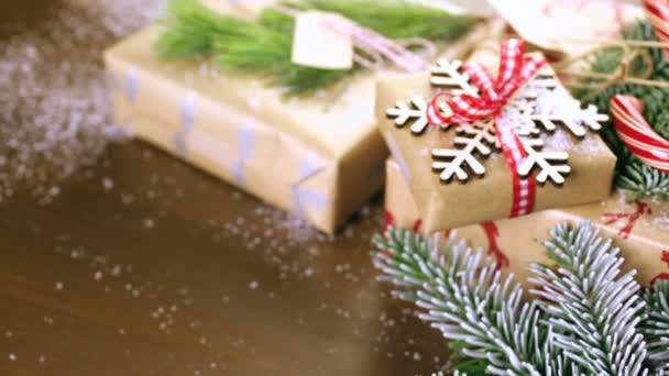 De giften van Kerstmis verpakt in bruin papier — Stockvideo