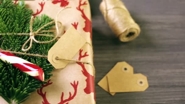 Cadeaux de Noël emballés dans du papier brun — Video