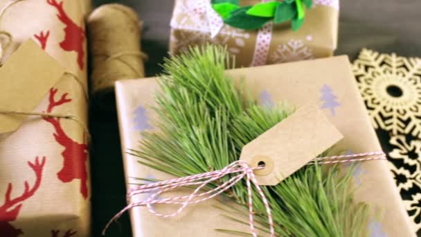 茶色の紙に包まれたクリスマスのギフト — ストック動画
