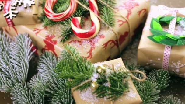 Χριστουγεννιάτικα δώρα τυλιγμένο σε καφέ χαρτί — Αρχείο Βίντεο
