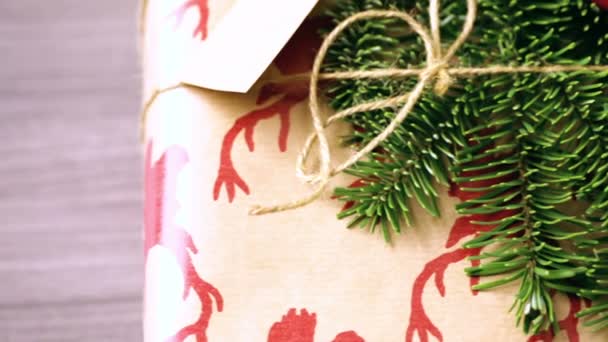 Karácsonyi ajándék papírba csomagolva barna — Stock videók