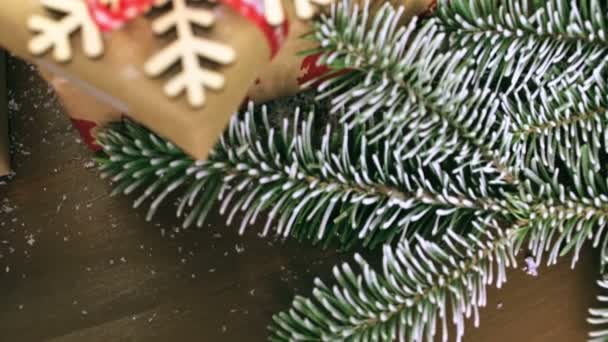 用棕色纸包着的圣诞礼物 — 图库视频影像
