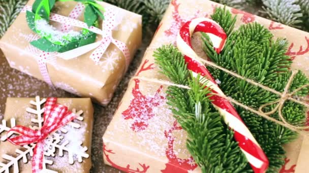 Regalos de Navidad envueltos en papel marrón — Vídeos de Stock