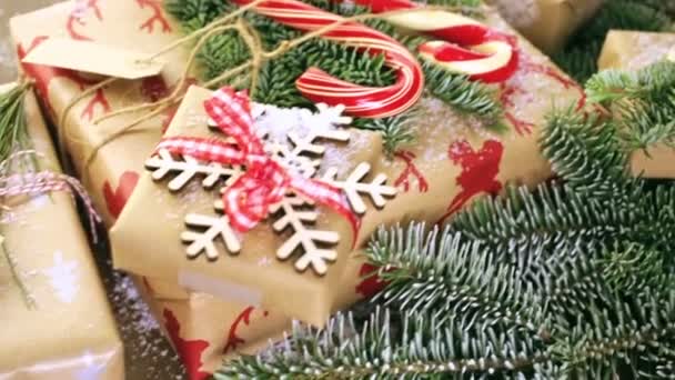 Χριστουγεννιάτικα δώρα τυλιγμένο σε καφέ χαρτί — Αρχείο Βίντεο