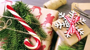 Noel hediyeleri kahverengi kağıt sarılı