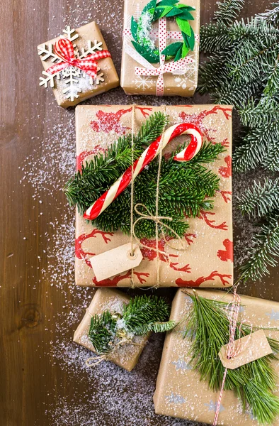 Christmas gifts wrapped in brown paper — Stock Photo, Image