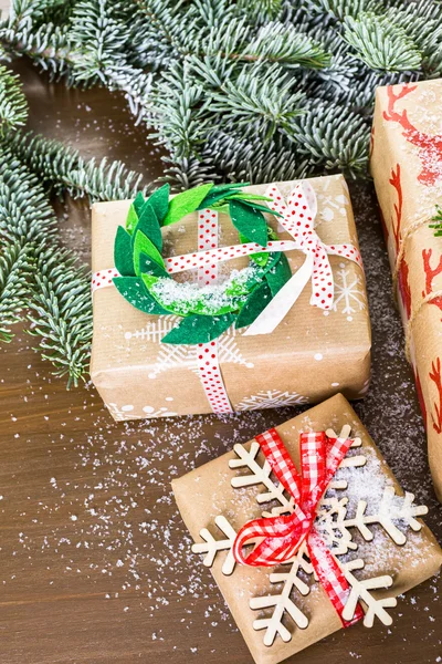 Christmas gifts wrapped in brown paper — Stock Photo, Image