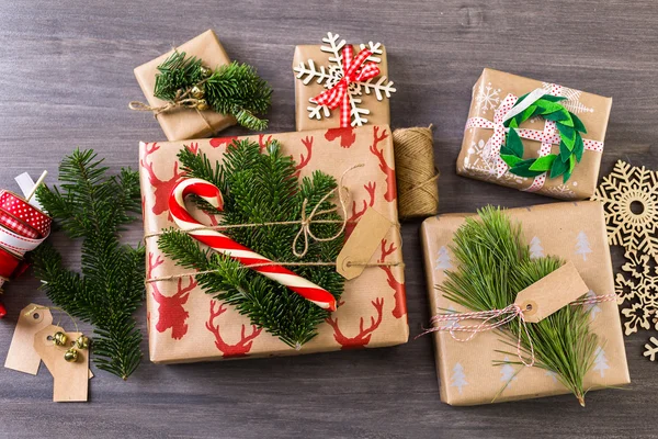 Presentes de Natal embrulhados em papel marrom — Fotografia de Stock