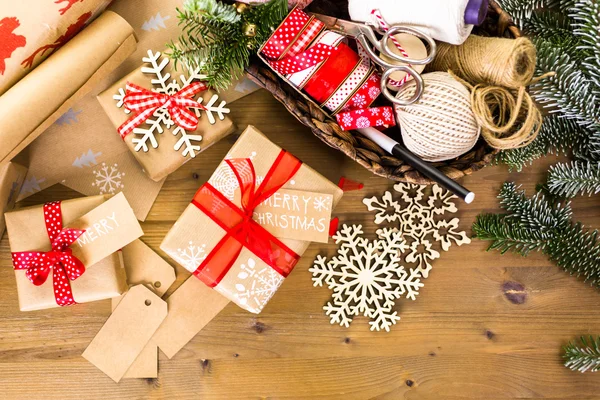 Regali di Natale avvolti in carta marrone — Foto Stock