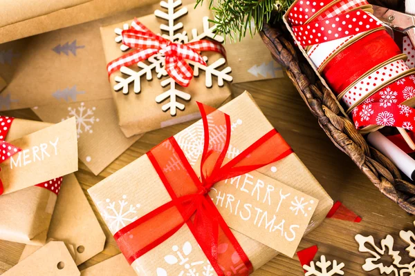 Regali di Natale avvolti in carta marrone — Foto Stock