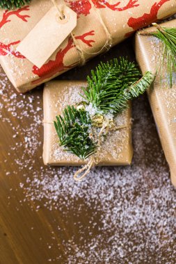 Noel hediyeleri kahverengi kağıt sarılı