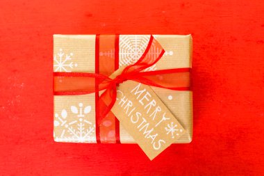 Noel hediyeleri kahverengi kağıt sarılı