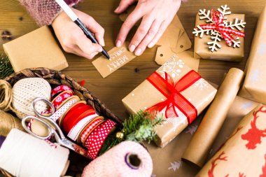 Noel hediyeleri kahverengi kağıt sarılı