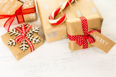 Noel hediyeleri kahverengi kağıt sarılı