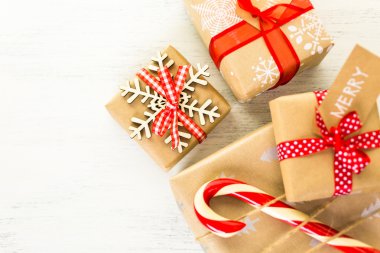 Noel hediyeleri kahverengi kağıt sarılı