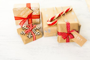 Noel hediyeleri kahverengi kağıt sarılı