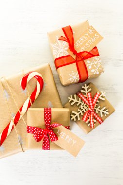 Noel hediyeleri kahverengi kağıt sarılı