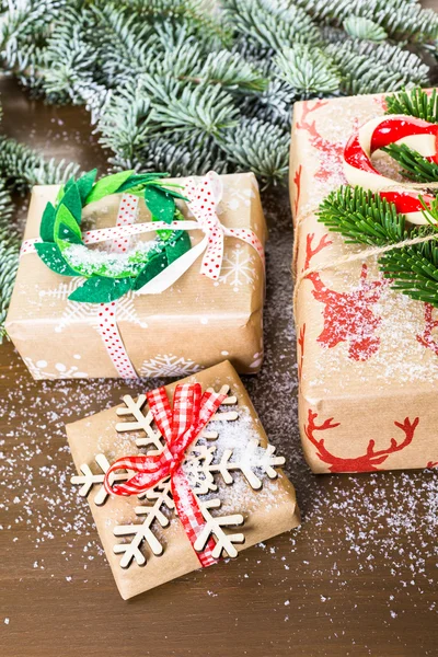 Christmas gifts wrapped in brown paper — Stock Photo, Image