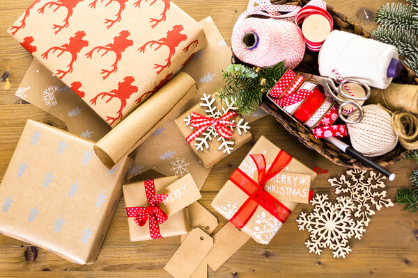 Рождественские подарки завернутые в коричневую бумагу
