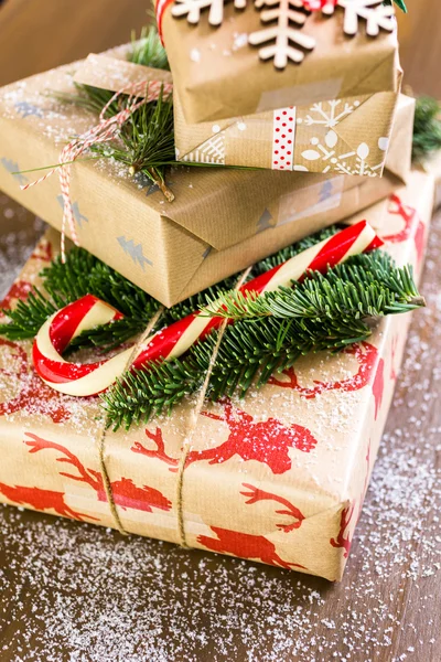 Regalos de Navidad envueltos en papel marrón —  Fotos de Stock