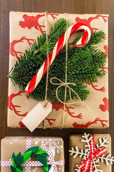 Regalos de Navidad envueltos en papel marrón — Foto de Stock