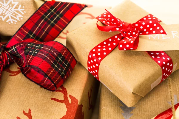 Christmas gifts wrapped in brown paper — Stock Photo, Image