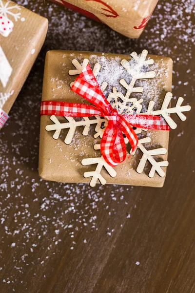 Regalos de Navidad envueltos en papel marrón — Foto de Stock