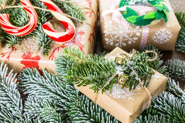 Cadeaux de Noël emballés dans du papier brun — Photo