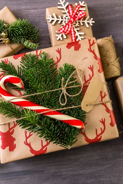 Regalos de Navidad envueltos en papel marrón — Foto de Stock