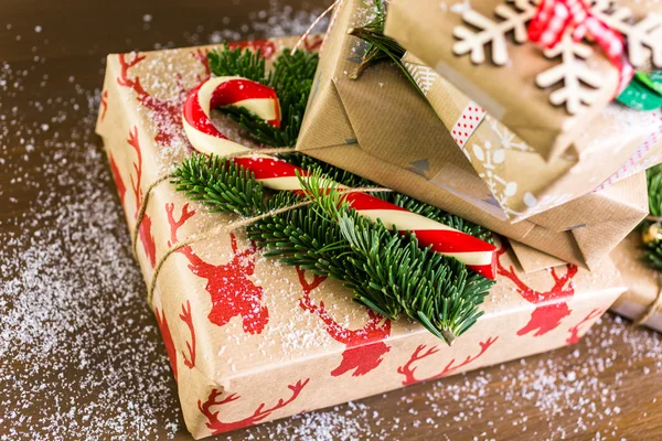 Regalos de Navidad envueltos en papel marrón — Foto de Stock