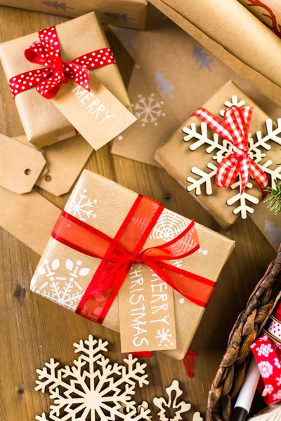 Regalos de Navidad envueltos en papel marrón — Foto de Stock