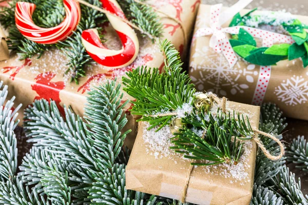 Cadeaux de Noël emballés dans du papier brun — Photo