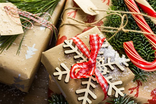 Karácsonyi ajándékok papírba csomagolva barna — Stock Fotó