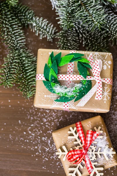 Regalos de Navidad envueltos en papel marrón — Foto de Stock