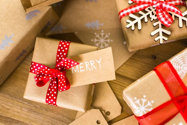 Boże Narodzenie prezenty zawinięte w papier brązowy — Zdjęcie stockowe