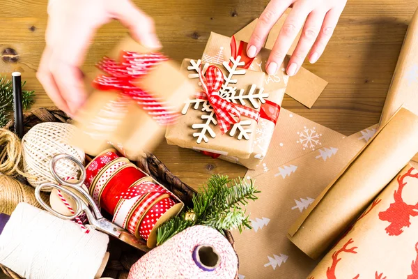 Presentes de Natal embrulhados em papel marrom — Fotografia de Stock