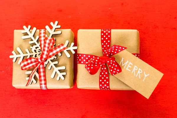 Presentes de Natal embrulhados em papel marrom — Fotografia de Stock