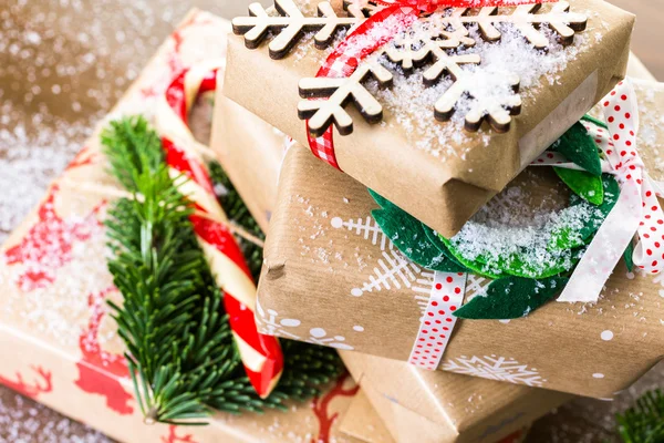 Regalos de Navidad envueltos en papel marrón — Foto de Stock