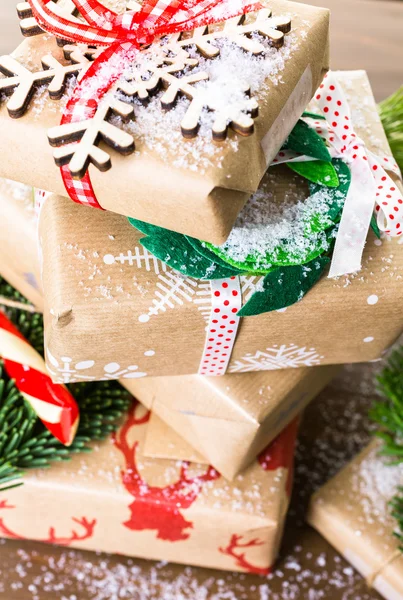 Regalos de Navidad envueltos en papel marrón — Foto de Stock