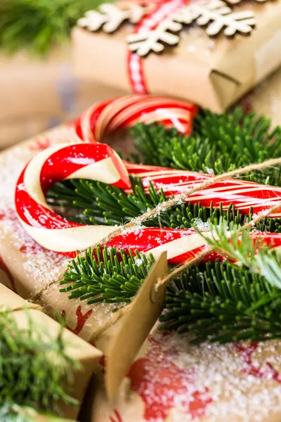 Presentes de Natal embrulhados em papel marrom — Fotografia de Stock