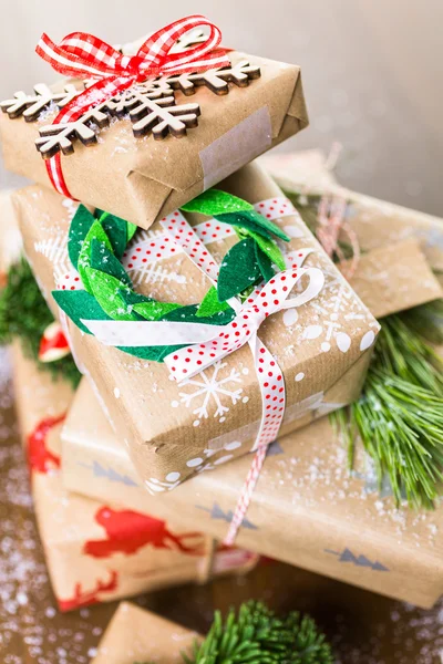 Vánoční dárky zabalený do obyčejného balicího papíru — Stock fotografie